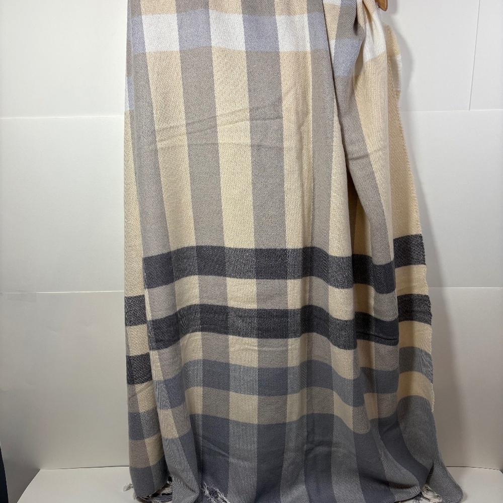 NWOT , H & M WOMENS SCARF FRINGE PLAID VERY SOFT WARM 66in long, 29.5 in wide